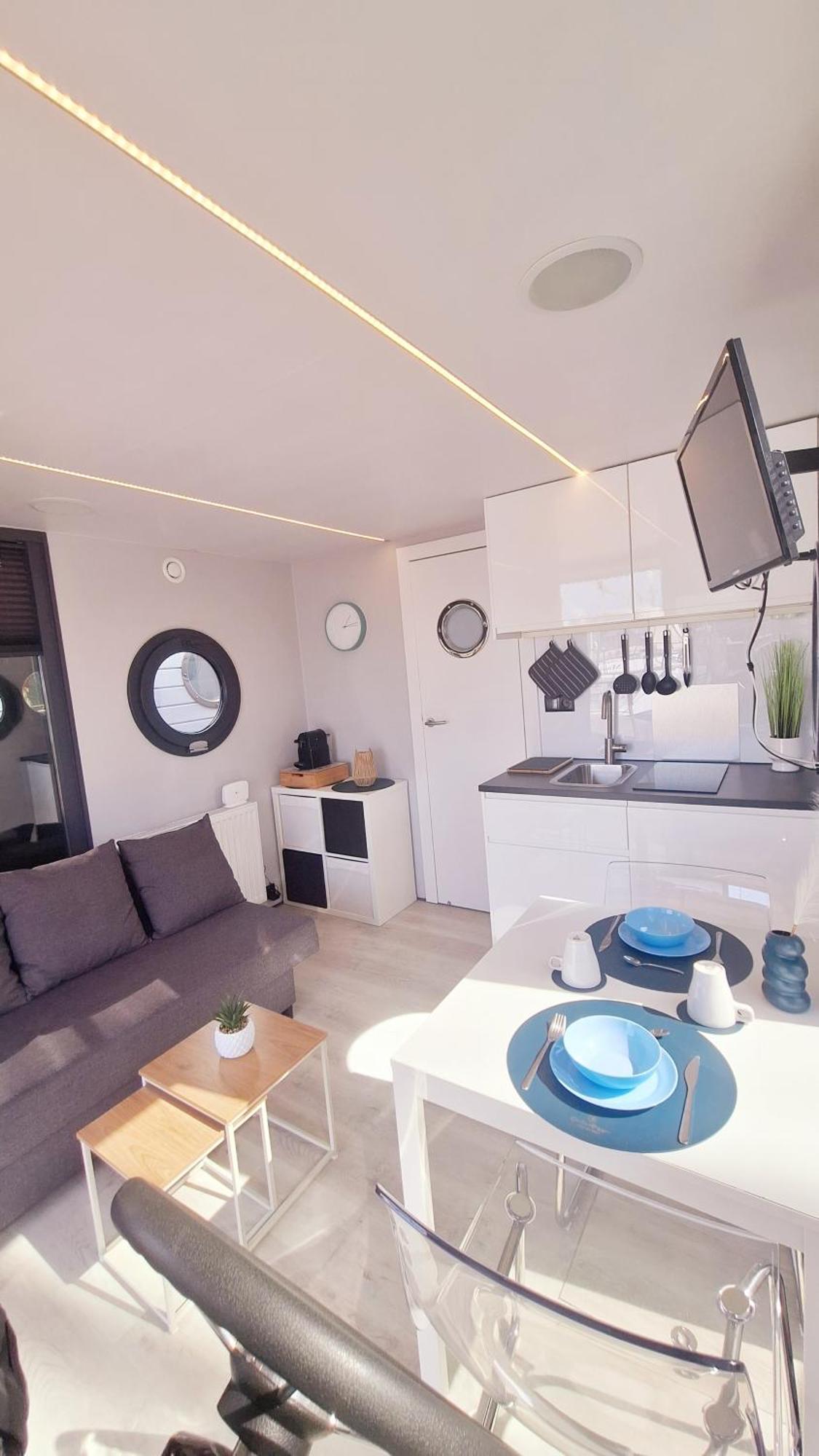 Botel Houseboat Seabreeze 2